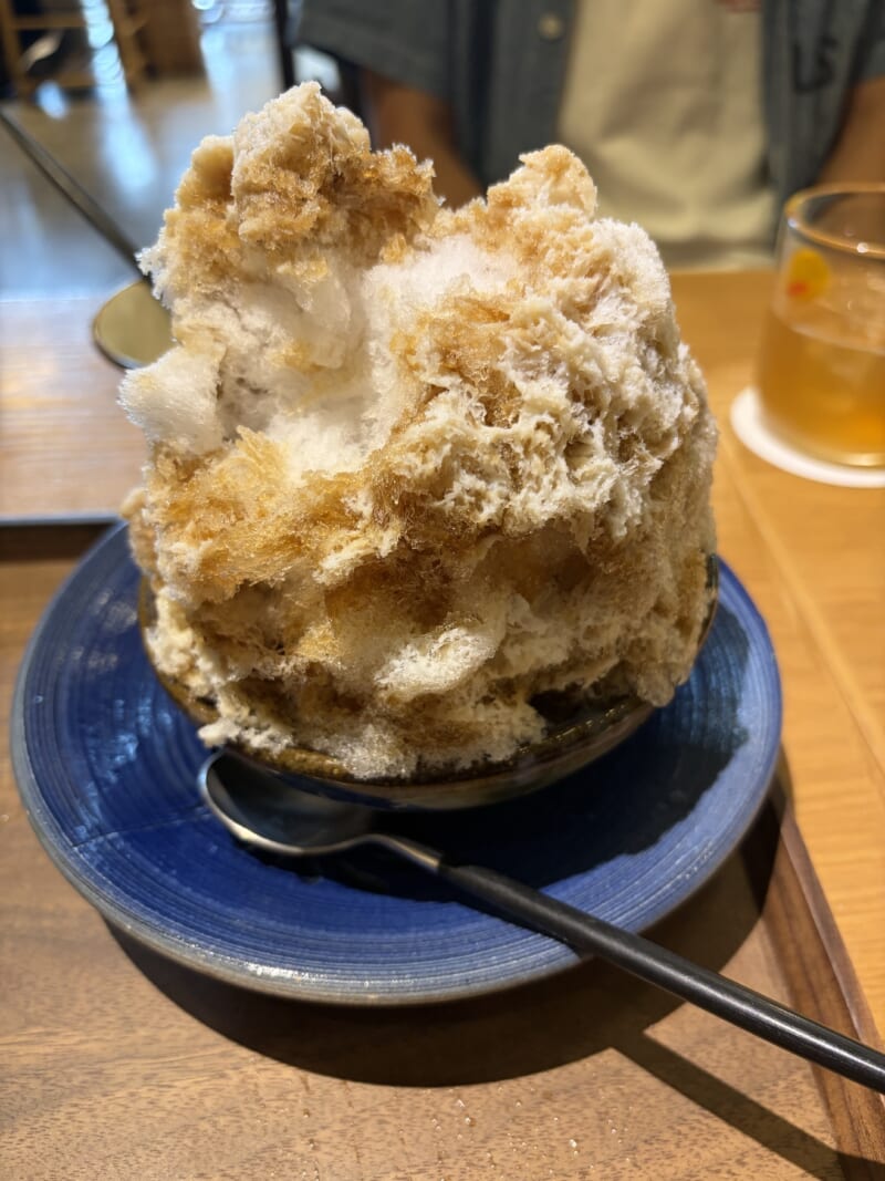 練乳ぜんざいのかき氷。写真を撮る前に、少し食べちゃいました。